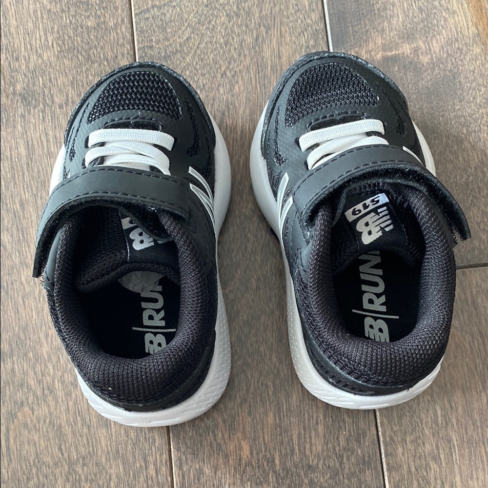 NEW BALANCE Black and White Velcro Shoes. Baby size 4.